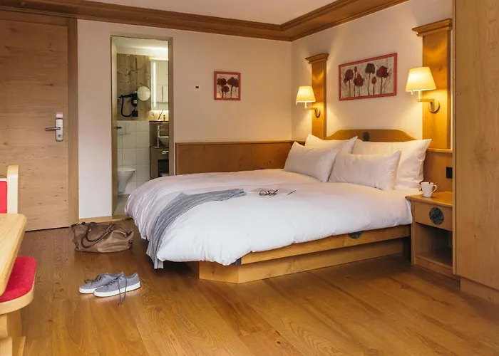 La Couronne & מלון